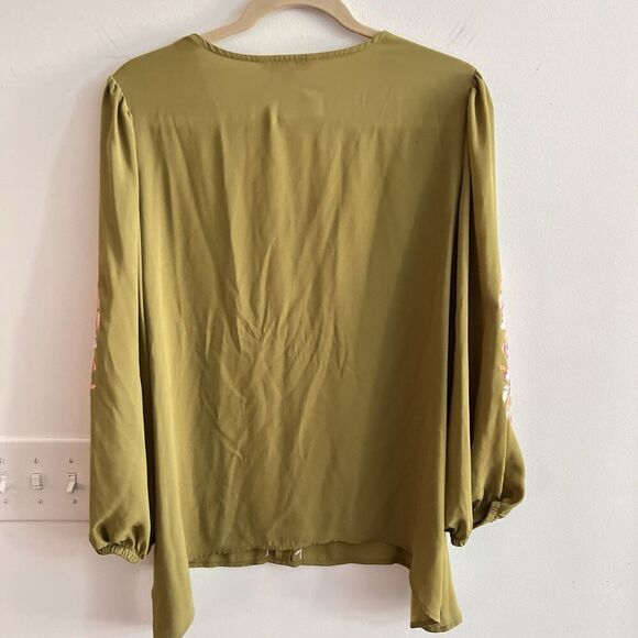 The Pioneer Woman Green Embroidered Sharkbite Top Boho Hippy Casual Moss Medium - Picture 8 of 8